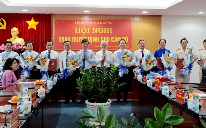 Binh Duong provincial leaders present decisions on transfer and appointment of leaders. Photo: Thanh Thao