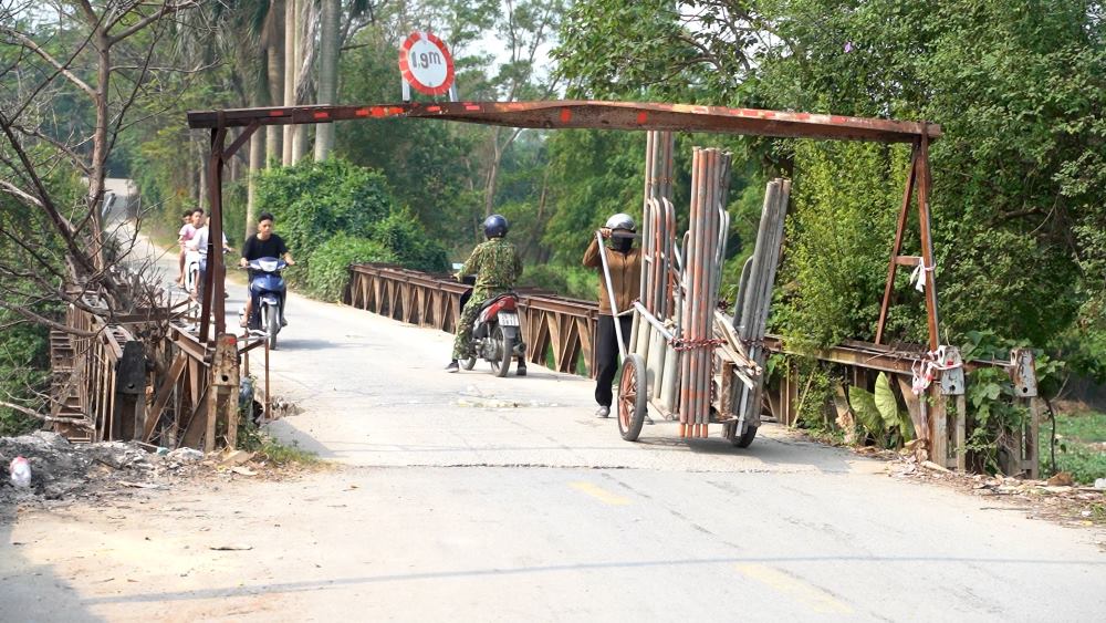 Estimated 3,000 billion VND to renovate weak bridges and temporary bridges in Hanoi. Photo: Phu Den