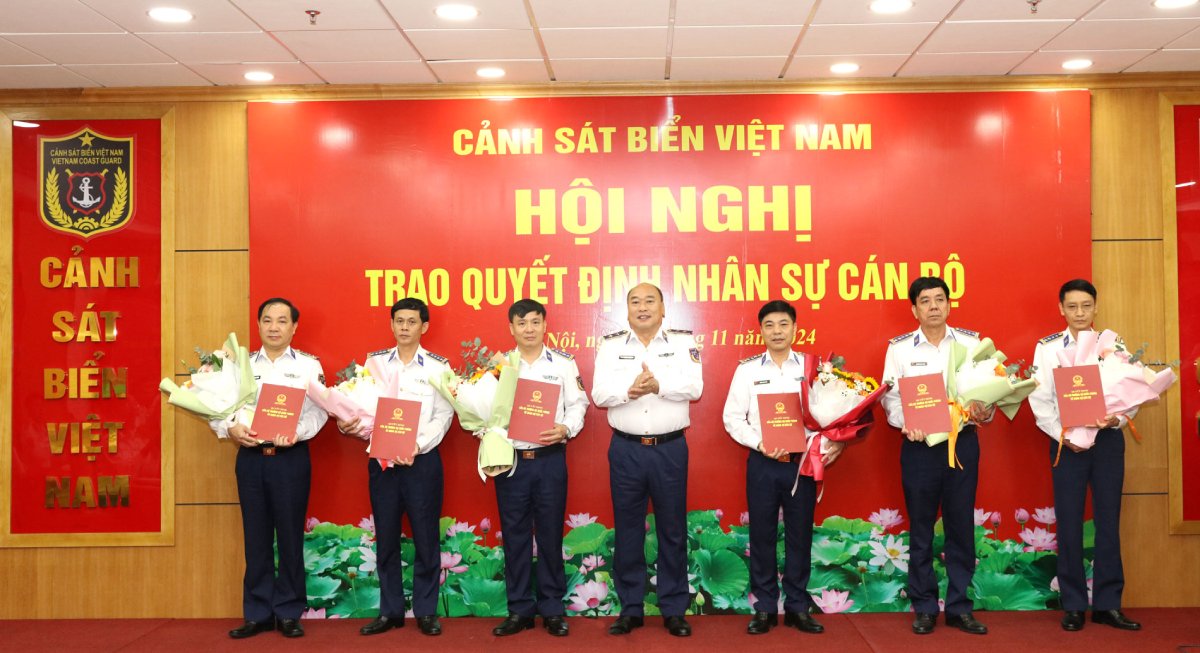 Trao cac quyet dinh bo nhiem cho 6 si quan thuoc Cuc Hau can - Ky thuat Canh sat bien. Anh: qdnd.vn