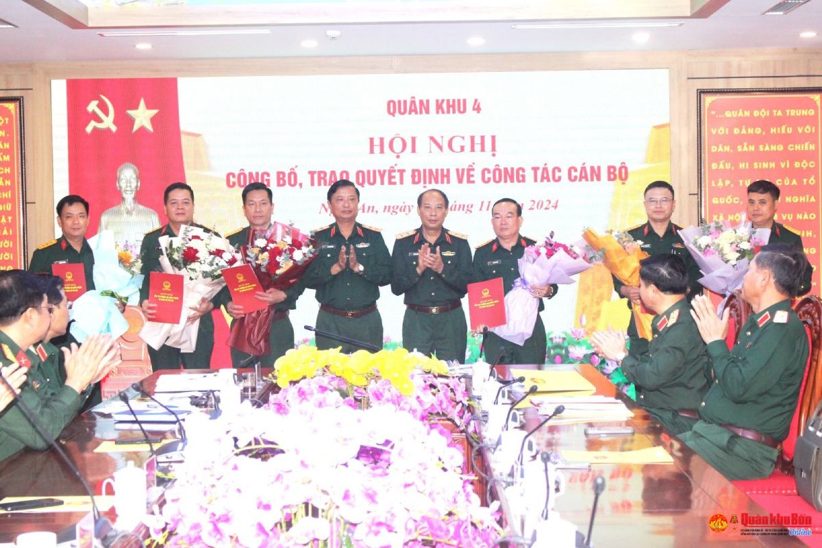Lieutenant General Tran Vo Dung, Party Secretary, Political Commissar of Military Region 4; Lieutenant General Ha Tho Binh, Deputy Party Secretary, Commander of Military Region presented decisions and flowers to congratulate military officers on their new assignments. Photo: Ho Viet