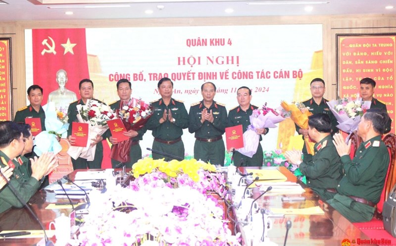 Lieutenant General Tran Vo Dung, Party Secretary, Political Commissar of Military Region 4; Lieutenant General Ha Tho Binh, Deputy Party Secretary, Commander of Military Region presented decisions and flowers to congratulate military officers on their new assignments. Photo: Ho Viet