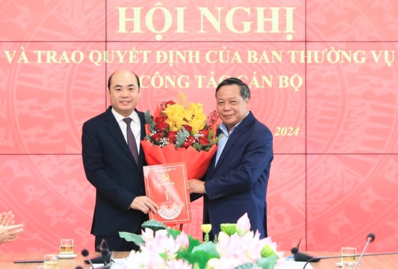 Pho Bi thu Thuong truc Thanh uy Ha Noi Nguyen Van Phong (ben phai) trao quyet dinh cho ong Nguyen Viet Phuong. Anh: Hanoi.gov.vn