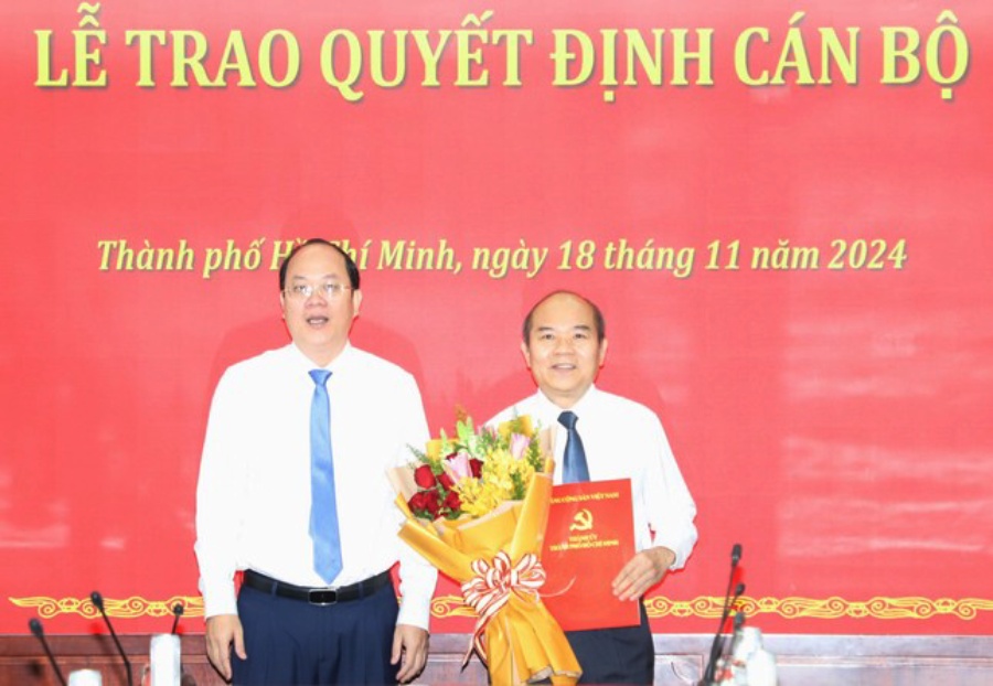 Standing Deputy Secretary of the Ho Chi Minh City Party Committee Nguyen Ho Hai presents the decision to Mr. Tran Van Bay. Photo: Ngo Tung
