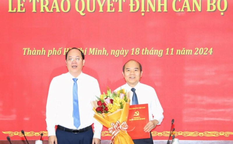Standing Deputy Secretary of the Ho Chi Minh City Party Committee Nguyen Ho Hai presents the decision to Mr. Tran Van Bay. Photo: Ngo Tung
