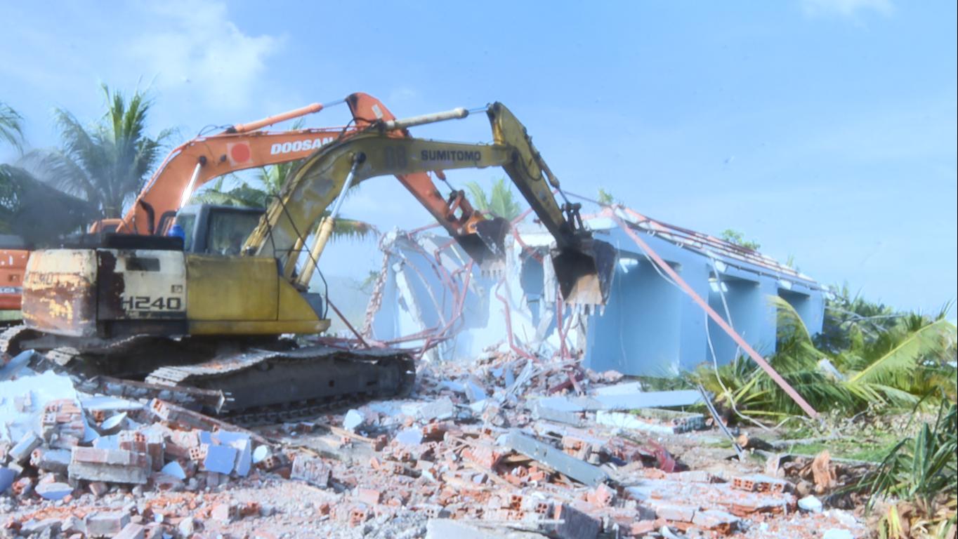 Enforcement of the land that Mr. Binh occupied in Duong To commune, Phu Quoc city. Photo: Xuan Nhi