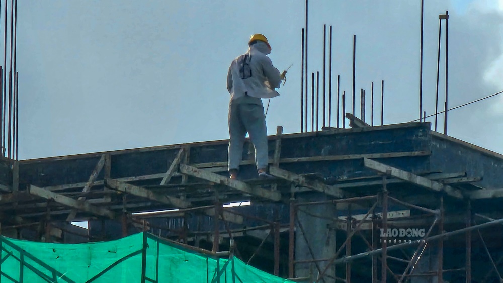 Workers work at heights without barriers or protective equipment behind them, making accidents very likely. Photo: Nguyen Luan.