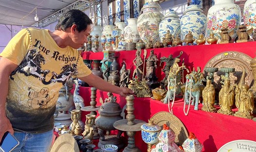 Chợ phiên đồ cổ Đà thành năm 2022. Ảnh: Linh Chi