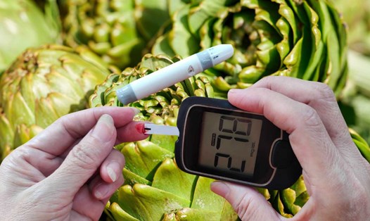 Người đường huyết cao có thể sử dụng atisô. Đồ họa: Hạ Mây