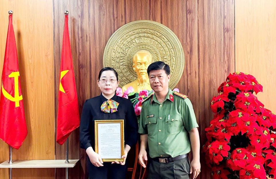 Ms. Nguyen Thi Thuy Dien - younger sister of martyr Nguyen Xuan Hao - was recruited into the Long An Provincial Police Department. Photo: An Long