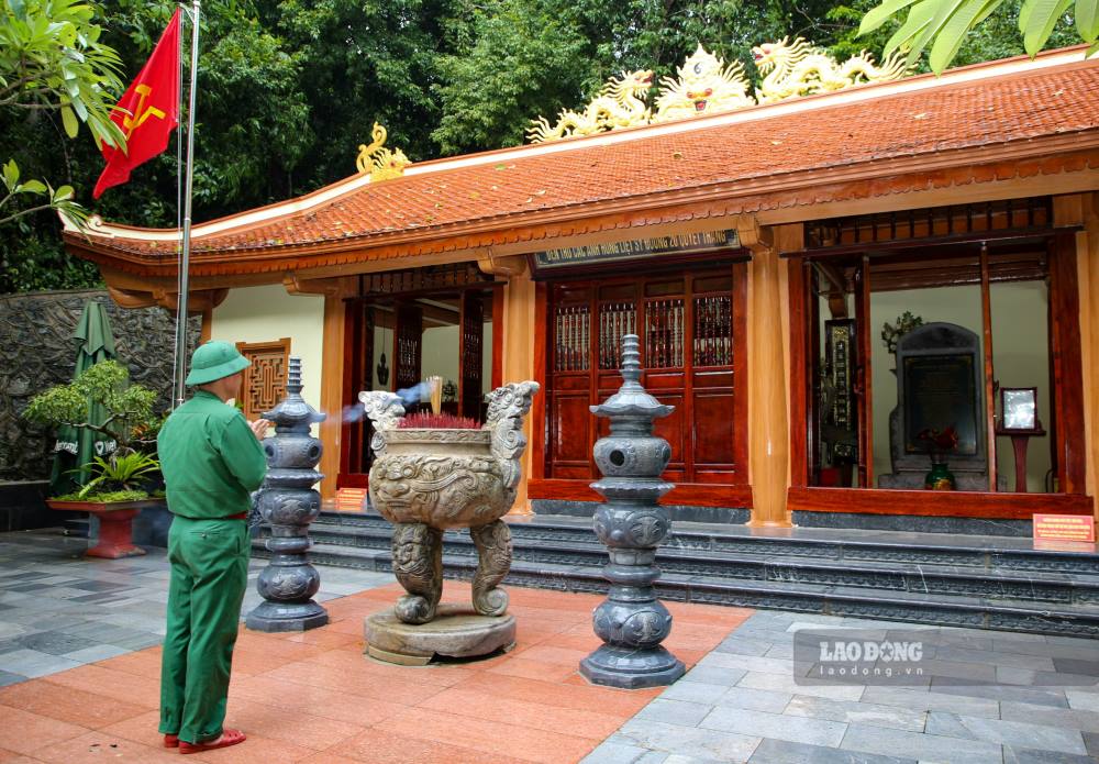 Di tich Hang Tam Co cung Den tuong niem cac Anh hung liet si duong 20 - Quyet Thang duoc du khach, nguoi dan den dang huong, tuong nho. Anh: Cong Sang