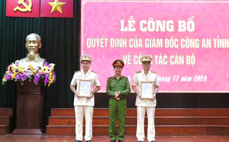 Ha Tinh Provincial Police presented the decision to transfer and appoint Lieutenant Colonel Dang Van Huong (left) and Lieutenant Colonel Nguyen Anh Son. Photo: Ha Tinh Provincial Police.