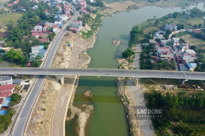 The hundred-billion-dong bridge in Thai Nguyen has opened to traffic after many years of construction. Photo: Viet Bac.