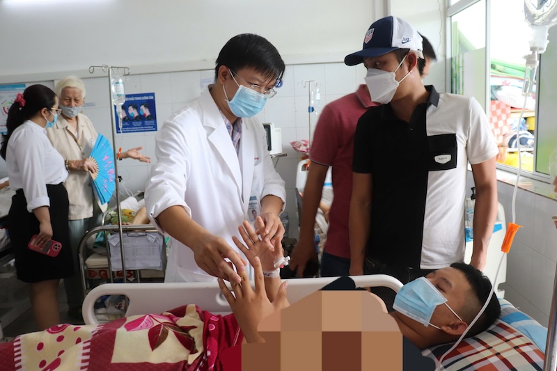 Salary policy and increasing workload make it difficult to attract and retain human resources in the Da Nang health sector. Photo: Nguyen Linh