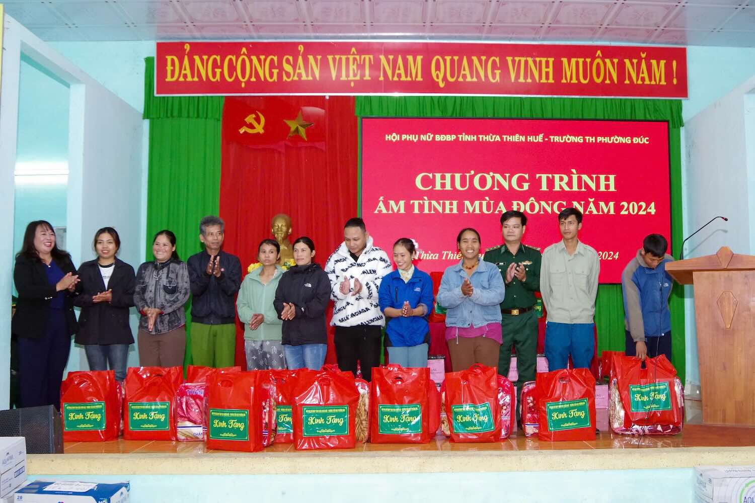 Giving gifts to families in difficult circumstances in the A Luoi border area. Photo: Vo Tien.