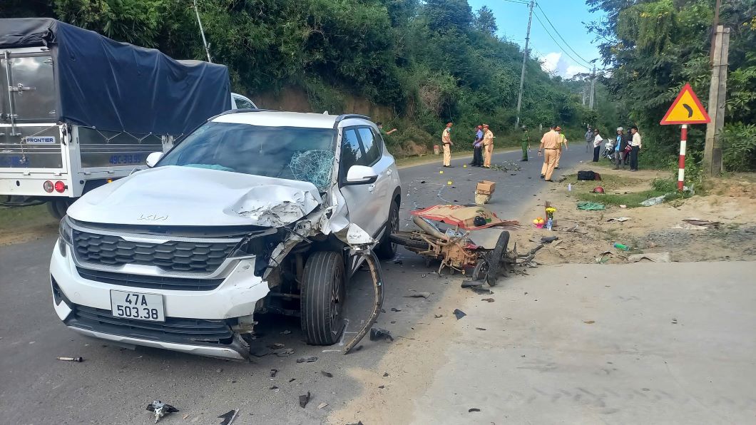 The scene of the accident that left two people dead on the spot. Photo: Bao Lam