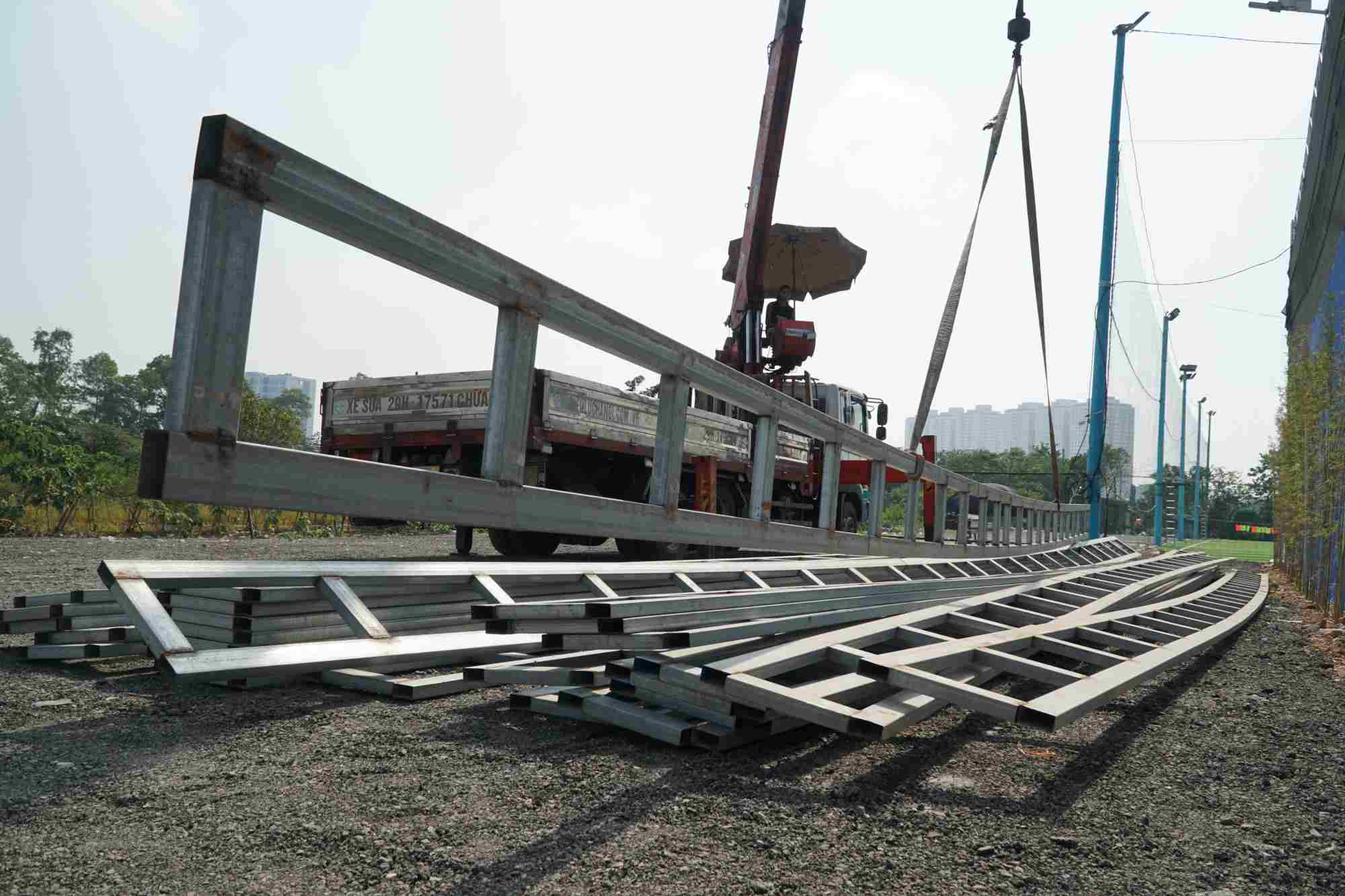 The violating unit voluntarily dismantled a series of pickleball court constructions on the rice field after the Thanh Liet commune authorities requested the restoration of the current status and remediation of the consequences (photo taken on November 17). Photo: NHOM PV