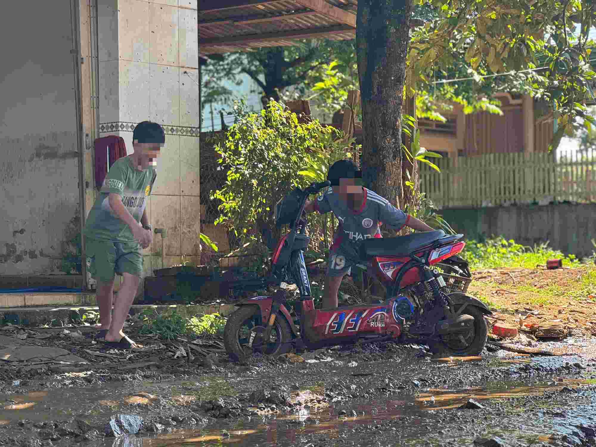 Tre em khi di qua khu vuc nga ba xa Cuor Dang (huyen Cu M'gar) giao quoc lo 14 phai dat bo vi so xay ra tai nan giao thong. Anh: Bao Trung