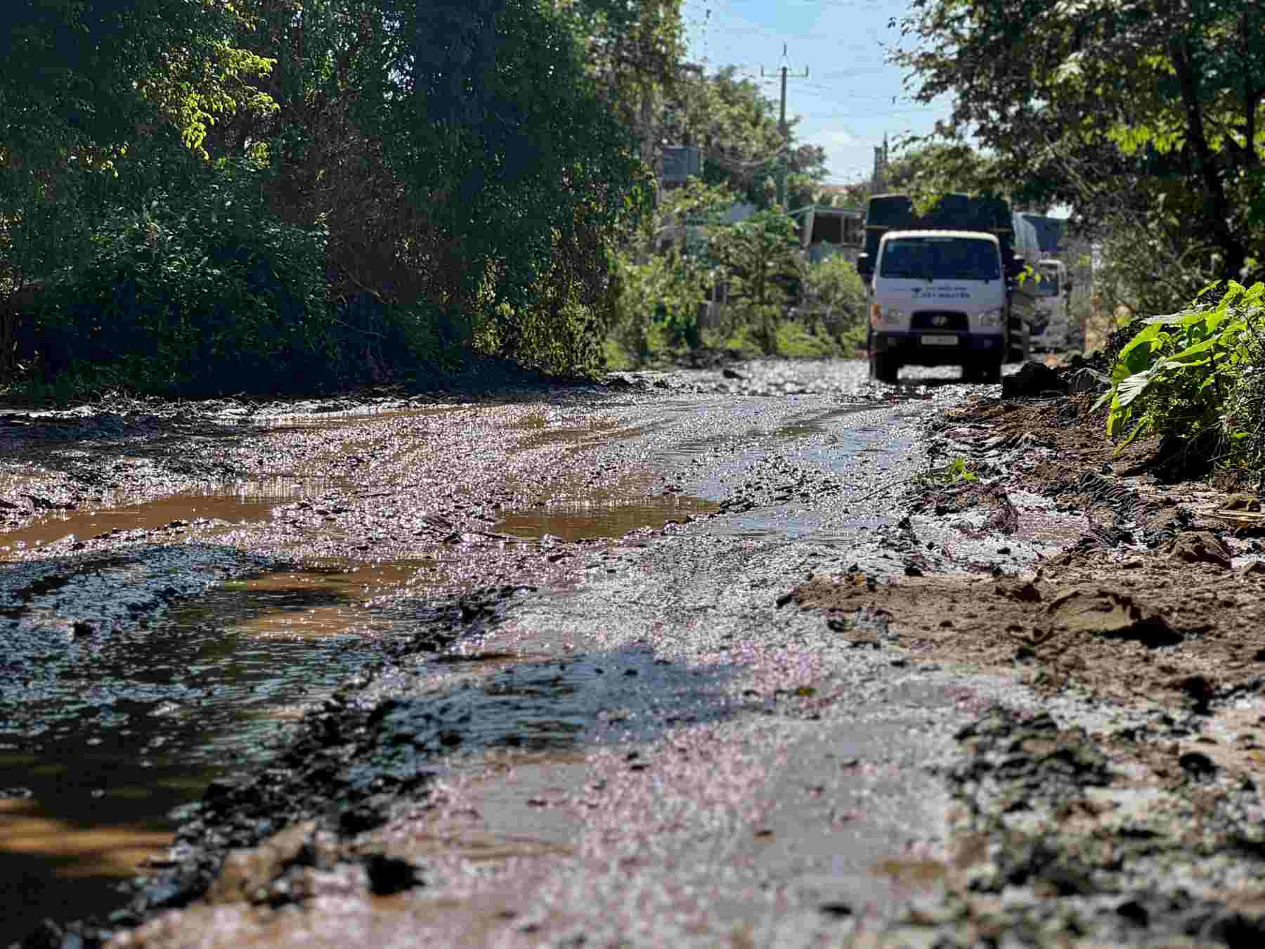A corner of the road that needs to be renovated, cleared, and resettled has been seriously degraded. Photo: Bao Trung