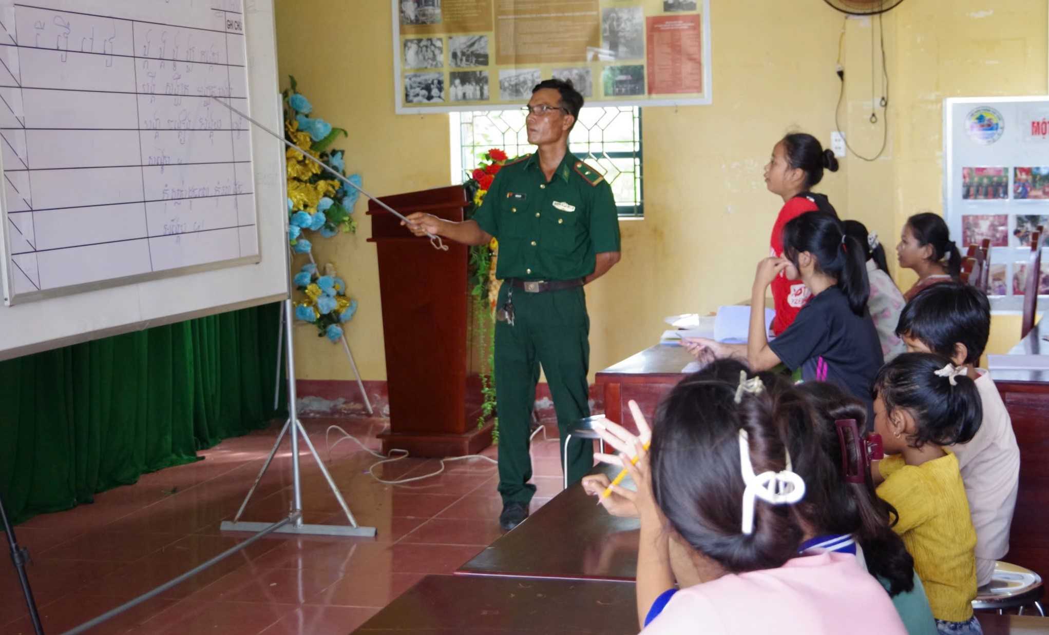 The teachers directly teaching Khmer to the children are officers and soldiers at Lai Hoa Border Guard Station, Soc Trang Border Guard. Photo: Phuong Anh