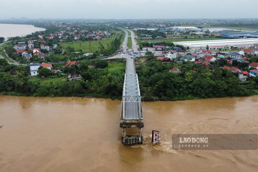 The remaining section of Phong Chau bridge is about to be demolished. Photo: To Cong.