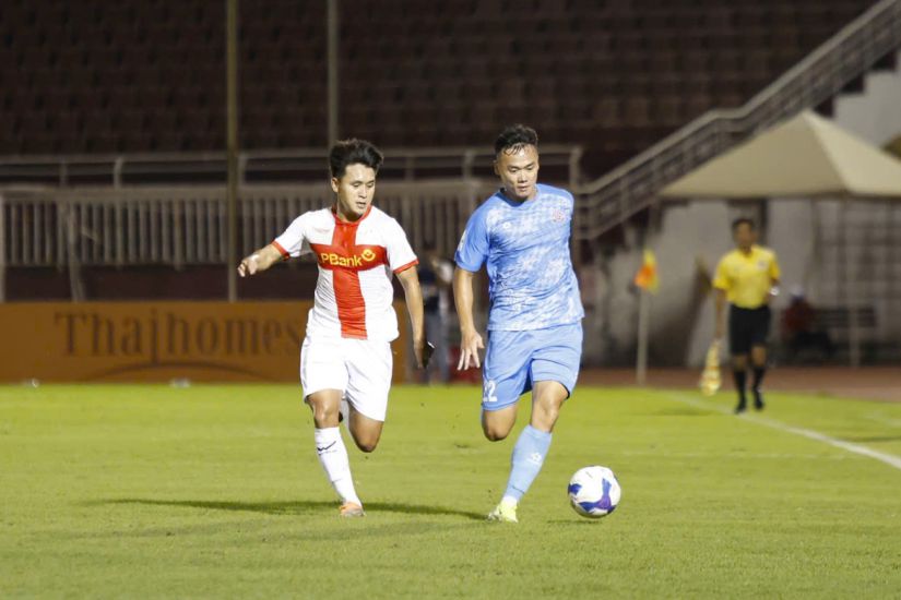 Striker Nguyen Xuan Nam (blue shirt) in the match between PVF and Ho Chi Minh City Youth in round 4 of the 2024-2025 National First Division. Photo: Thanh Vu