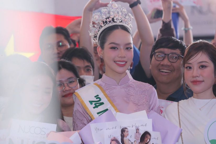 Miss Huynh Thi Thanh Thuy at Tan Son Nhat airport in Ho Chi Minh City on the morning of November 18. Photo: Anh Tu