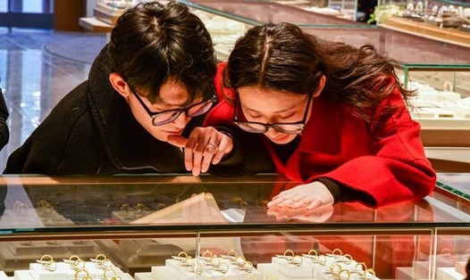 Giá vàng ngày 18.11.2024 ở mức 2.591,7 USD/ounce. Ảnh: Xinhua