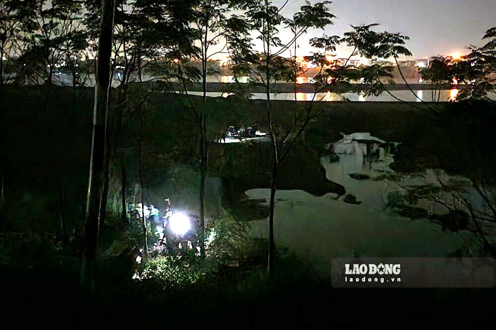 Authorities and divers are searching for five students who went missing after drowning in the Red River on the afternoon of November 18. Photo: To Cong.