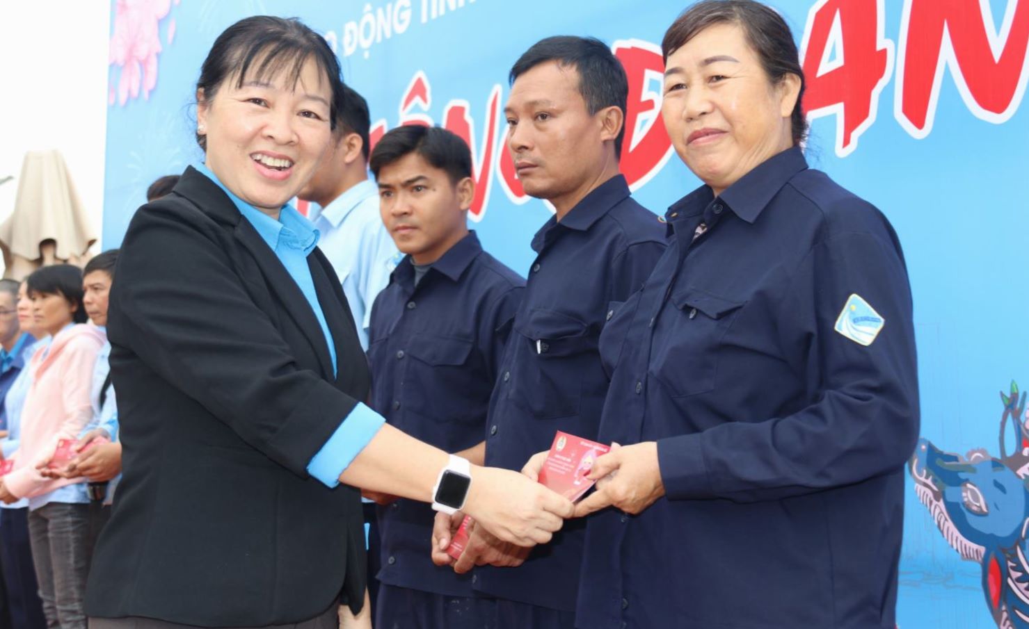 The program "Union Tet Market" brings Spring joy to union members in difficult circumstances. Photo: Phuong Linh