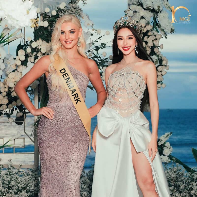 Hoa hau Thuy Tien va tan Miss Universe tung chup anh chung. Anh: MGI