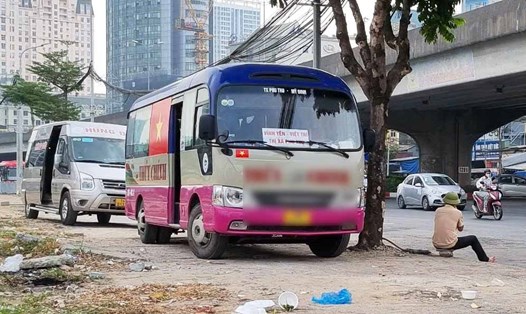 Bỏ lòng đường, xe khách trèo lên "chiếm" vỉa hè ở Hà Nội