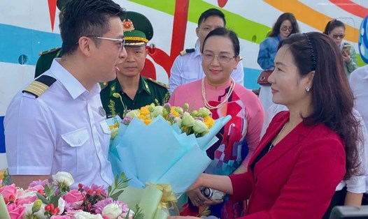 Phó Chủ tịch UBND tỉnh Quảng Ninh Nguyễn Thị Hạnh tặng hoa cho đại diện thủy thủ tàu Blue Dream Melody  (tuyến Bắc Hải – Hạ Long). Ảnh: Thùy Dương