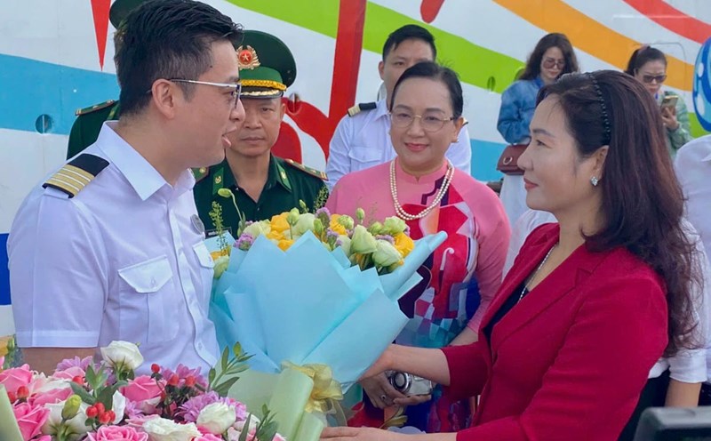 Vice Chairwoman of Quang Ninh Provincial People's Committee Nguyen Thi Hanh presented flowers to the representative of the crew of the Blue Dream Melody ship (Bac Hai - Ha Long route). Photo: Thuy Duong
