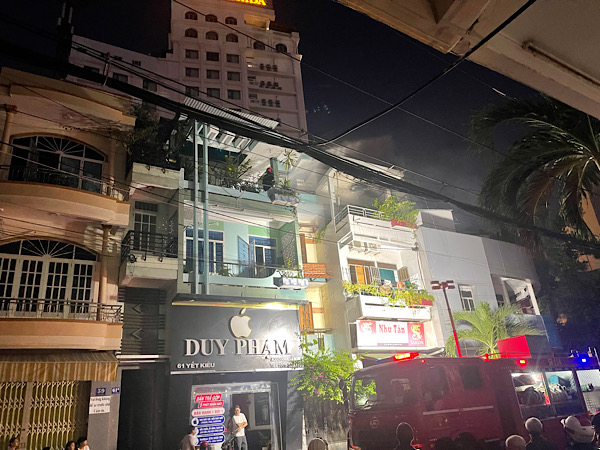 Three fire trucks were dispatched to the scene of a fire on the third floor of a house on Yet Kieu Street, Nha Trang. Photo: Phuong Linh