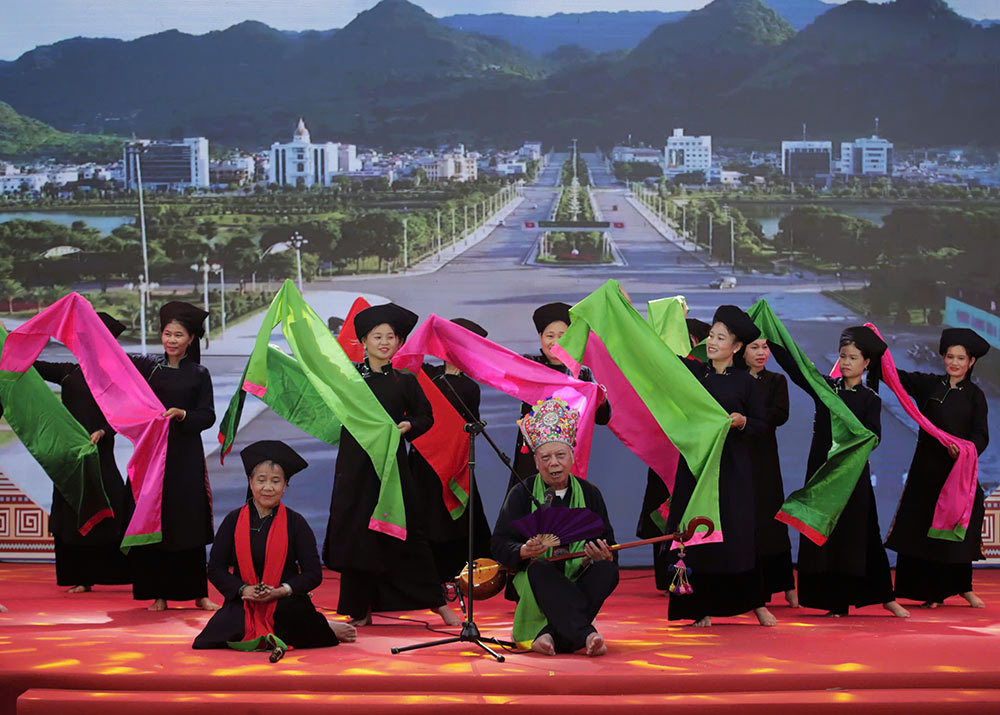 Giai dieu, nghi thuc cua Then cung nhung cung bac am thanh dan tinh da dua nguoi xem dam say trong khong gian van hoa dam da ban sac dan toc tai Lang Van hoa - Du lich cac dan toc Viet Nam. Anh: Tuan Minh