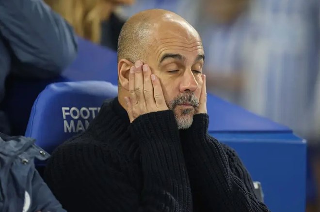 Pep om mat that vong khi Man City thua Brighton. Anh: AFP