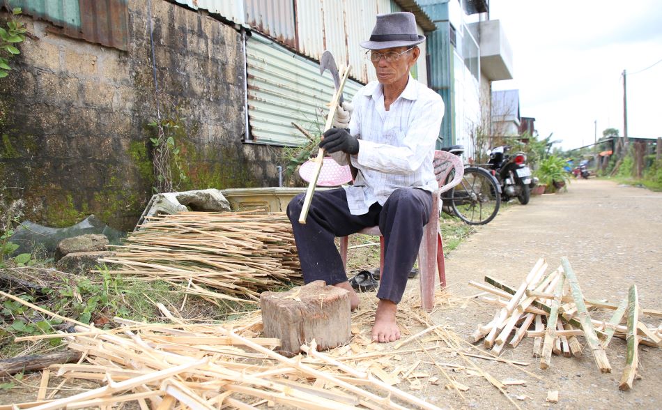 Lang nghe trong hoa tao viec lam cho nhieu lua tuoi. Anh: Hung Tho.