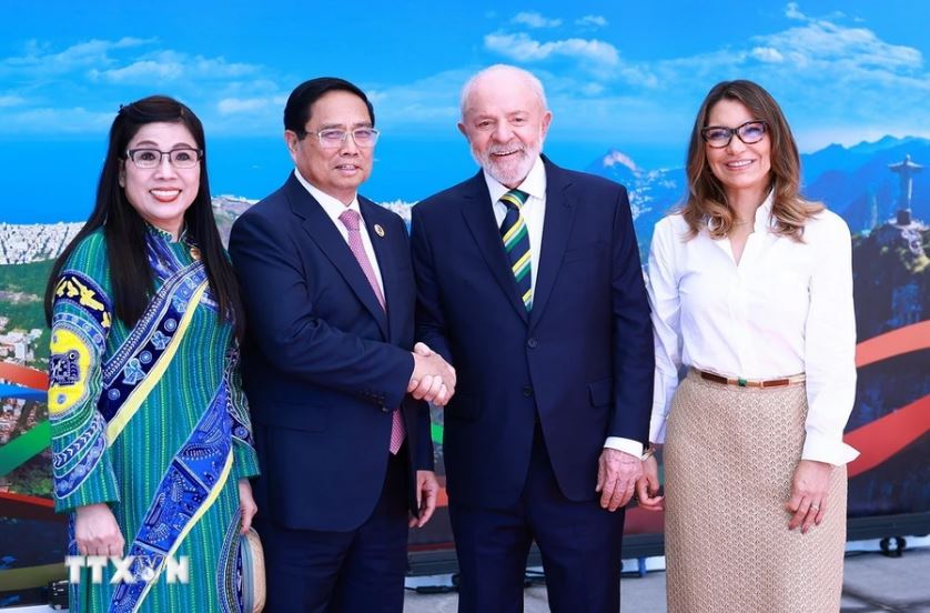 Tổng thống Brazil Lula da Silva - Chủ tịch G20 năm 2024 và Phu nhân đón Thủ tướng Chính phủ Phạm Minh Chính tham dự Hội nghị thượng đỉnh G20 tại Rio de Janeiro, Brazil sáng 18.11, giờ địa phương (tối 18.11 giờ Hà Nội). Ảnh: TTXVN