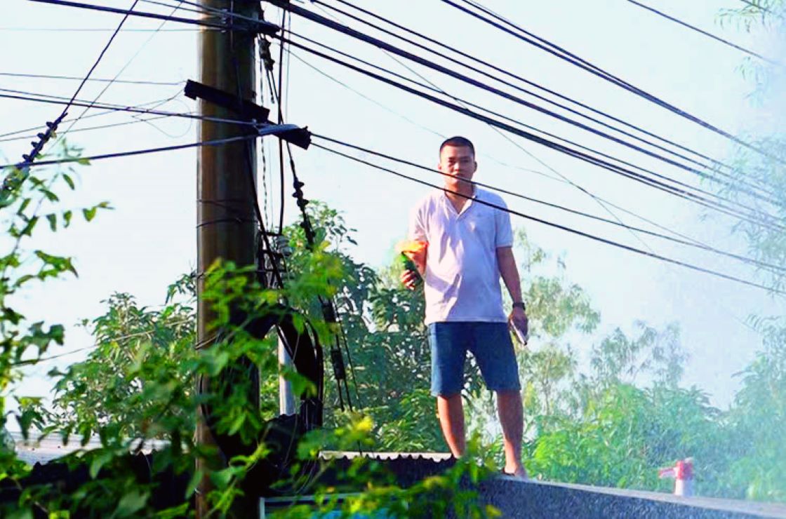 A subject attacked the authorities who were forcibly reclaiming land for road construction. Photo: An Giang Provincial Police
