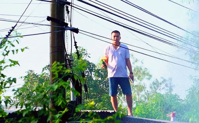 A subject attacked the authorities who were forcibly reclaiming land for road construction. Photo: An Giang Provincial Police