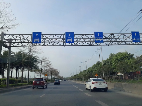 Signs on the highway that do not ensure safety may result in stopping toll collection. Illustration: Xuyen Dong