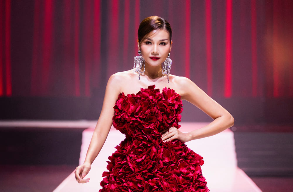 Supermodel Thanh Hang shows off her increasingly radiant beauty. Photo: Team Kien Can