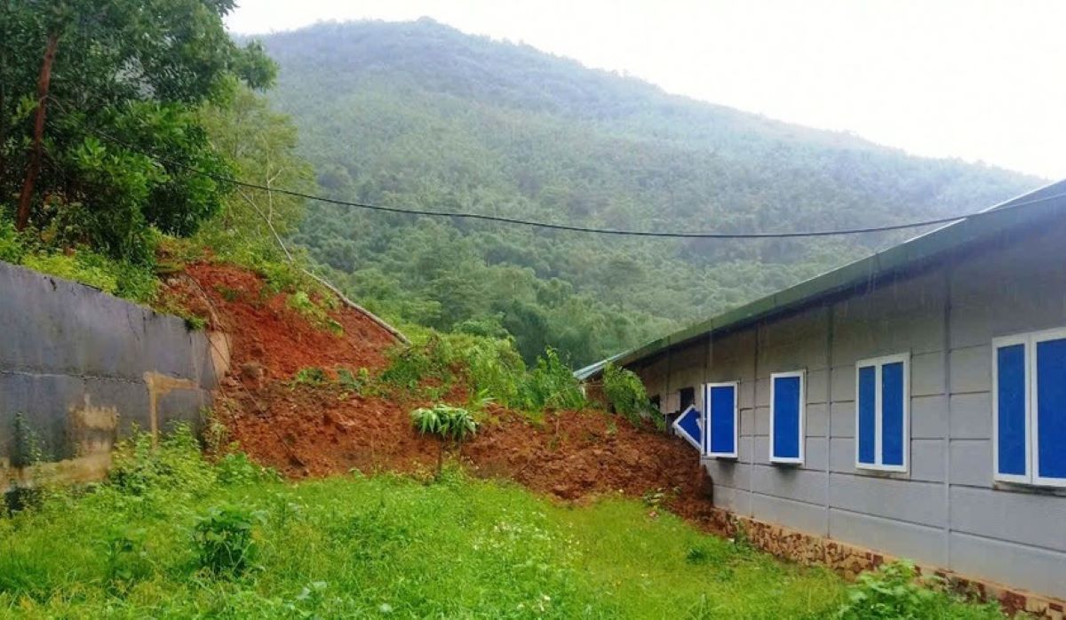 After storm No. 4, the land on the hill behind the landslide entered the dormitory area of ​​Trung Ly Boarding School for Ethnic Minorities - Secondary School, Muong Lat district. Photo: Tran Lam