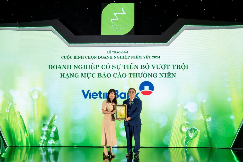 Ba Pham Thi Thanh Hoai – TV HDQT VietinBank nhan 2 giai thuong “Top 10 Bao cao thuong nien tot nhat nhom nganh Tai chinh” va “Tien bo vuot troi danh cho Bao cao thuong nien”. Ảnh: VietinBank