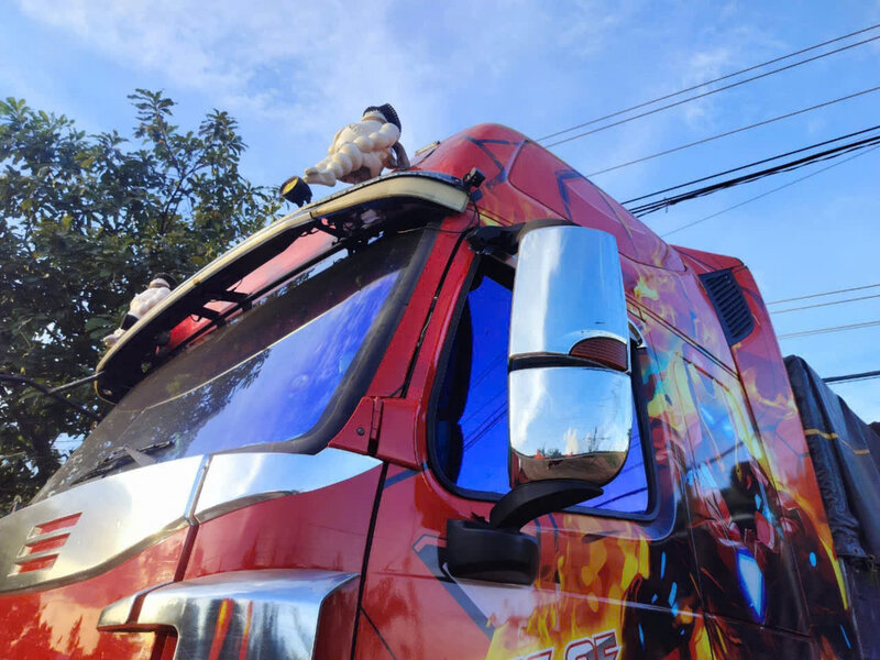One of the trucks that the Northwest Traffic Police convinced to install cameras. Photo: Huan Cao