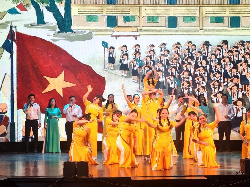 An art performance by workers of Binh Chanh district. Photo: Nam Duong