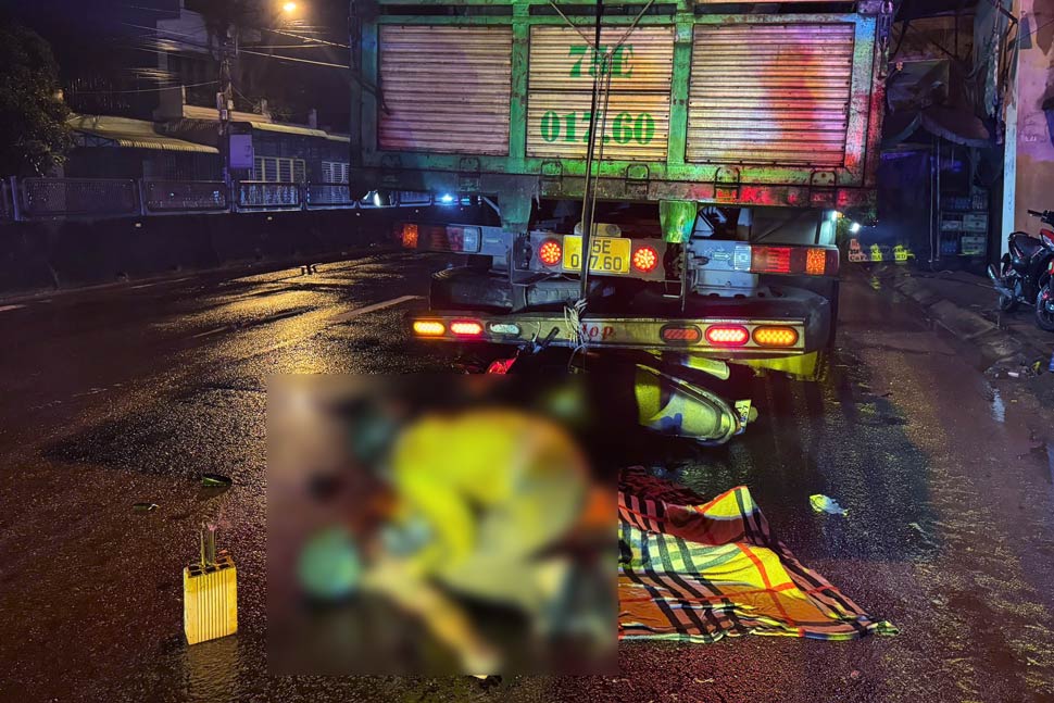 The scene of a motorbike crashing into the back of a truck stopped on National Highway 1 through Binh Dinh province, causing 1 death on the spot. Photo: Quang Anh