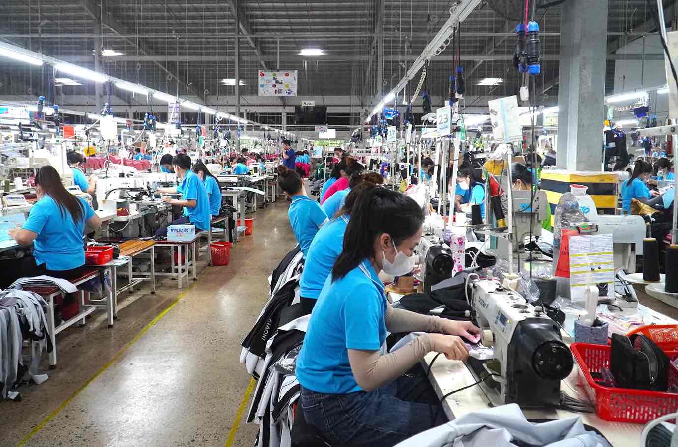 Dong Phu Cuong Joint Stock Company needs to recruit 300 sewing workers. Photo: HAC