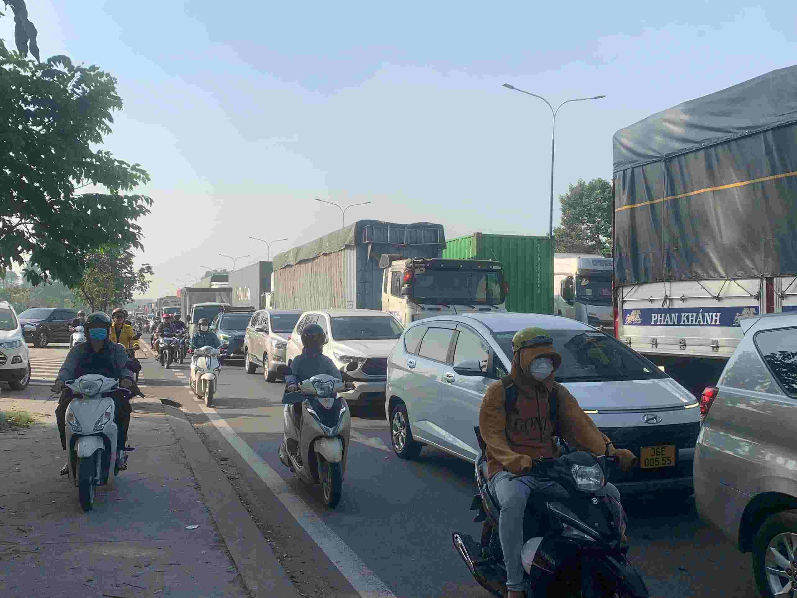 Traffic jam lasted nearly 2 km due to a series of accidents in Binh Duong.