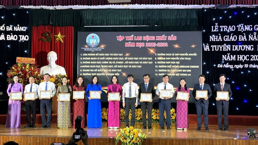 Da Nang City held a ceremony to present the "Outstanding Da Nang Teachers" award and commend and reward the 2023-2024 school year. Photo: Tran Thi